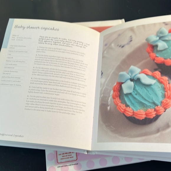 Trio of Cookbooks Mini Treats Mini Pies Mini Cakes - Picture 7 of 10